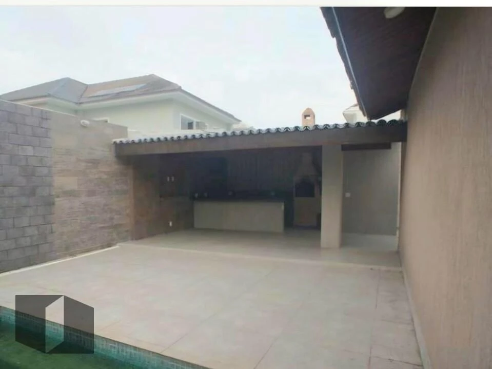 Balcony with a grill in a 4-bedroom house, 330 m² — photo 7