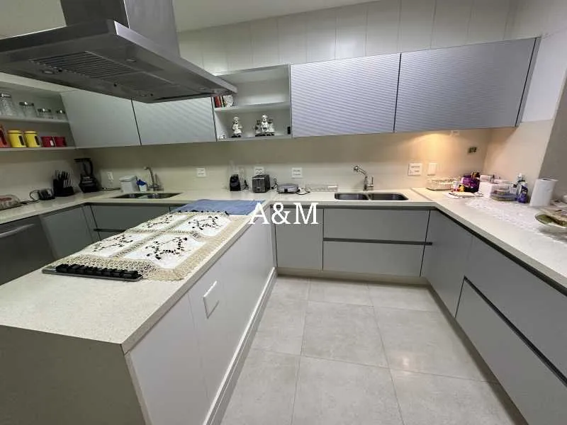 Rental apartment with 4 bedrooms and 5 bathrooms — photo 27