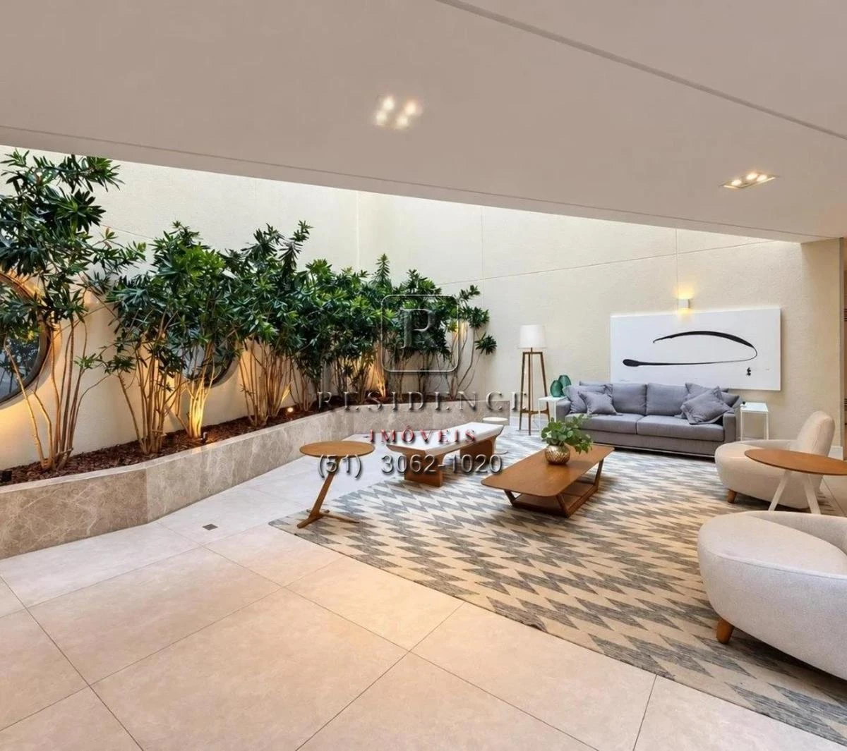 Balcony with a grill in a 2-bedroom apartment, 172 m² — photo 10
