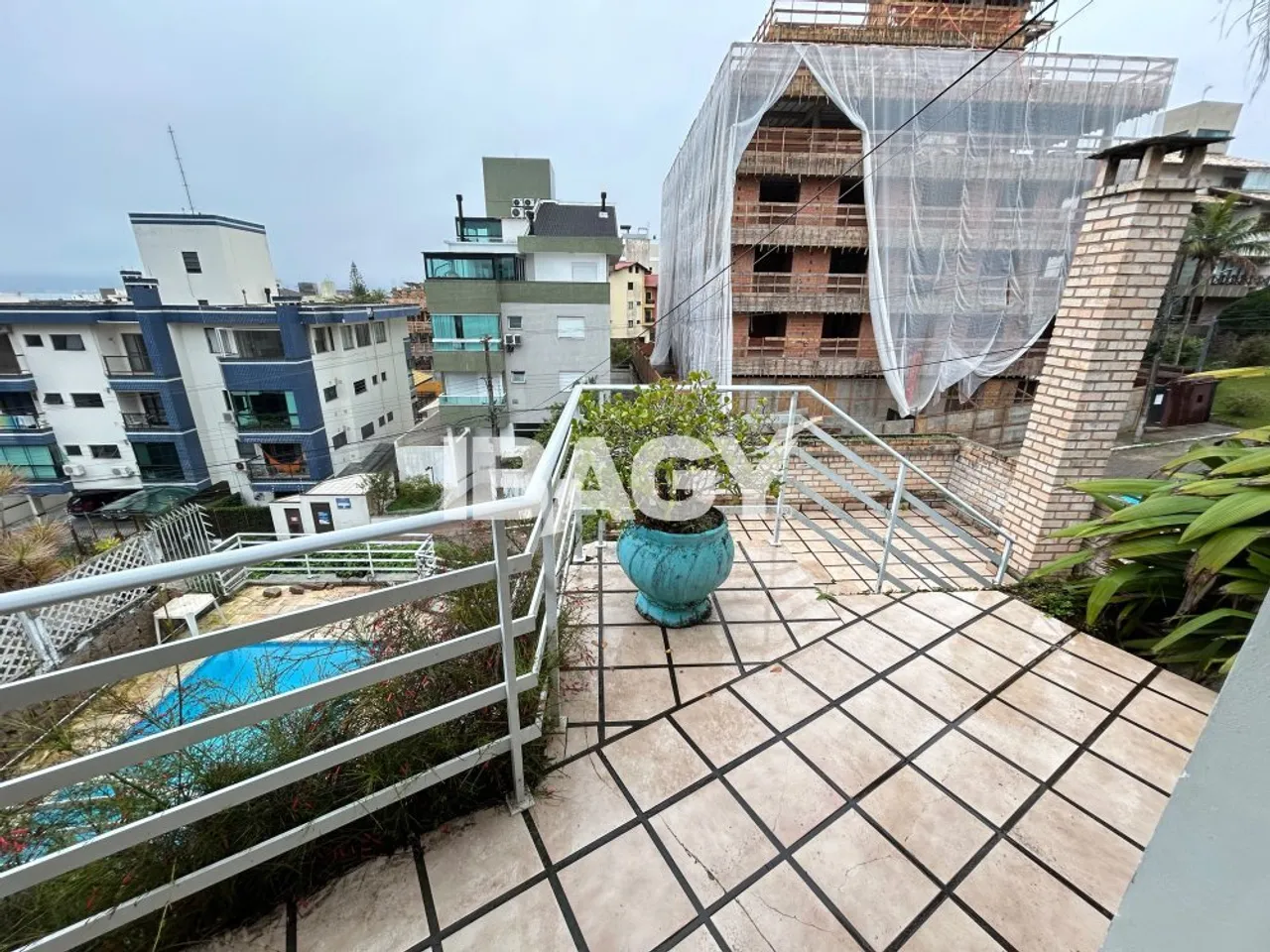 Casa amueblada con cocina cerrada y zona de lavandería — photo 11