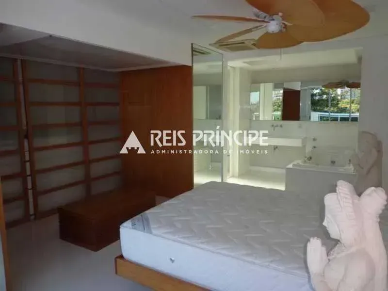 One-bedroom apartment in a building with a pool — photo 2