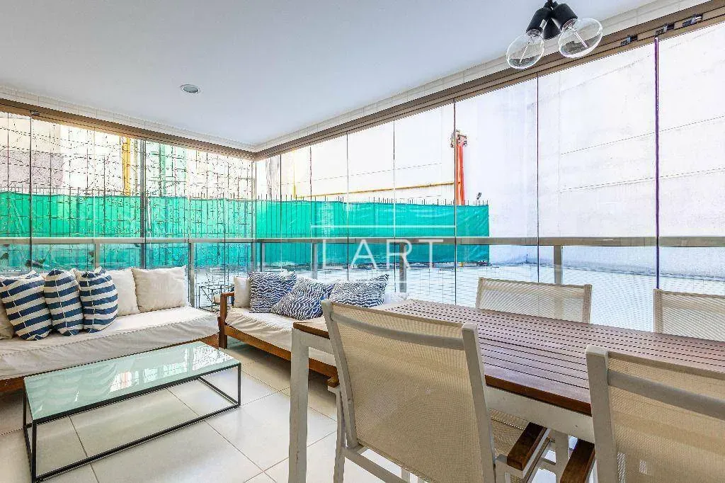Apartamento com 2 dormitórios e varanda de vidro — photo 3