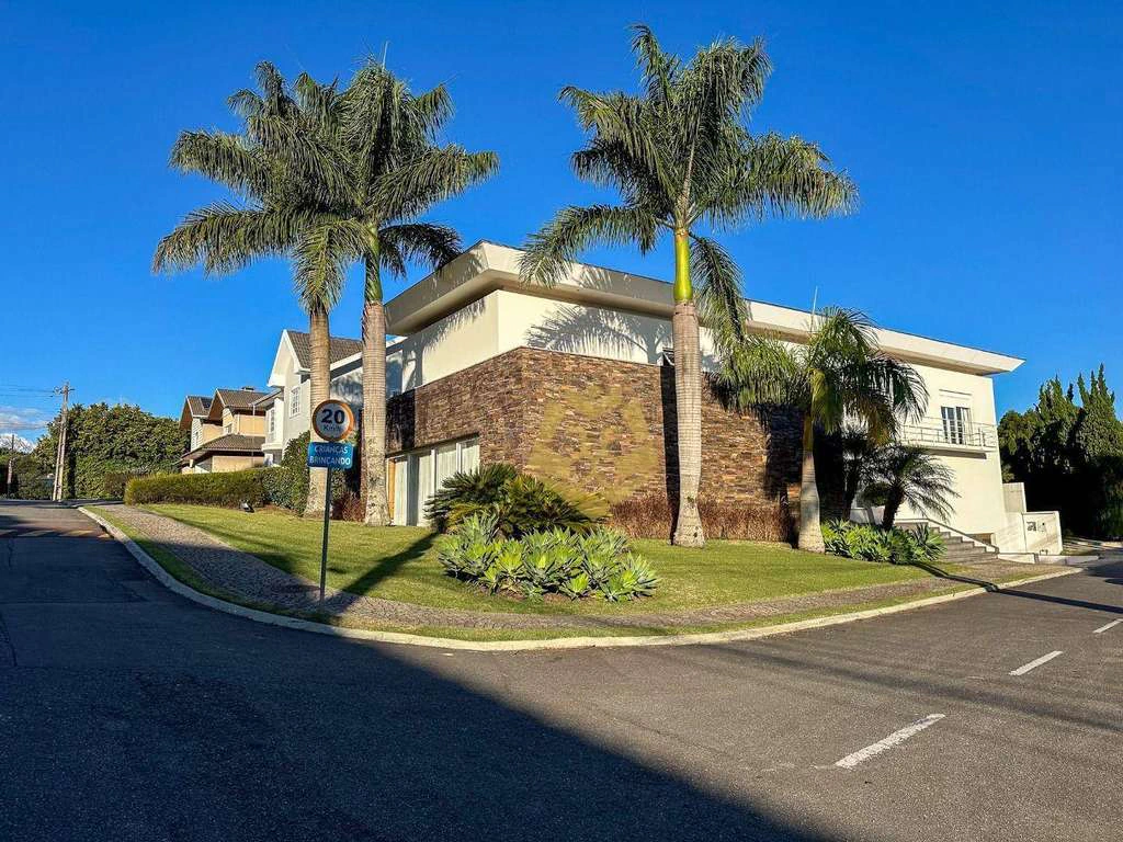 House with 4 bedrooms and 701 m², 6 bathrooms total