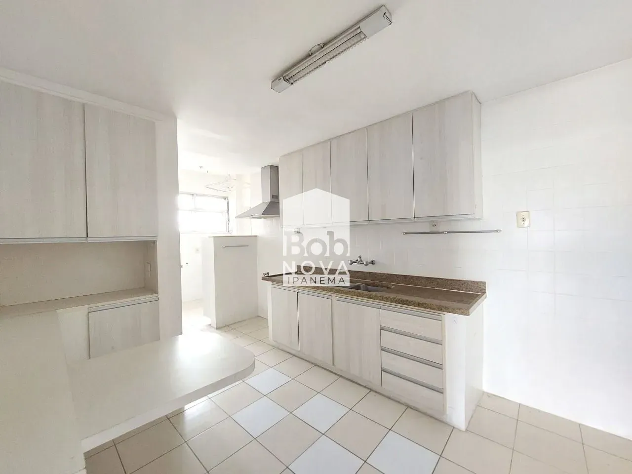 Unfurnished 161 m² apartment with a closed kitchen — photo 42