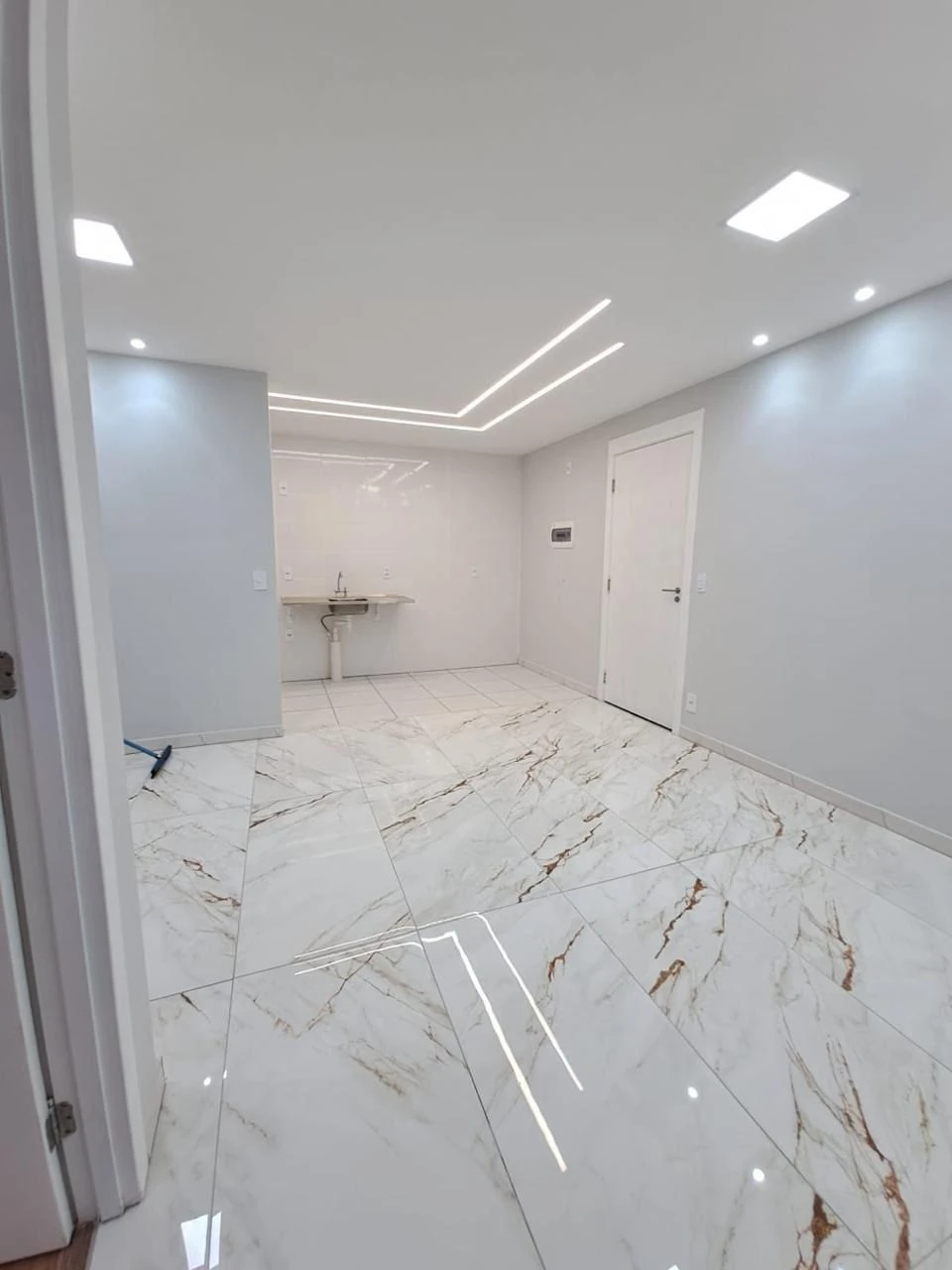 2-bedroom apartment in a building with a gym — photo 13