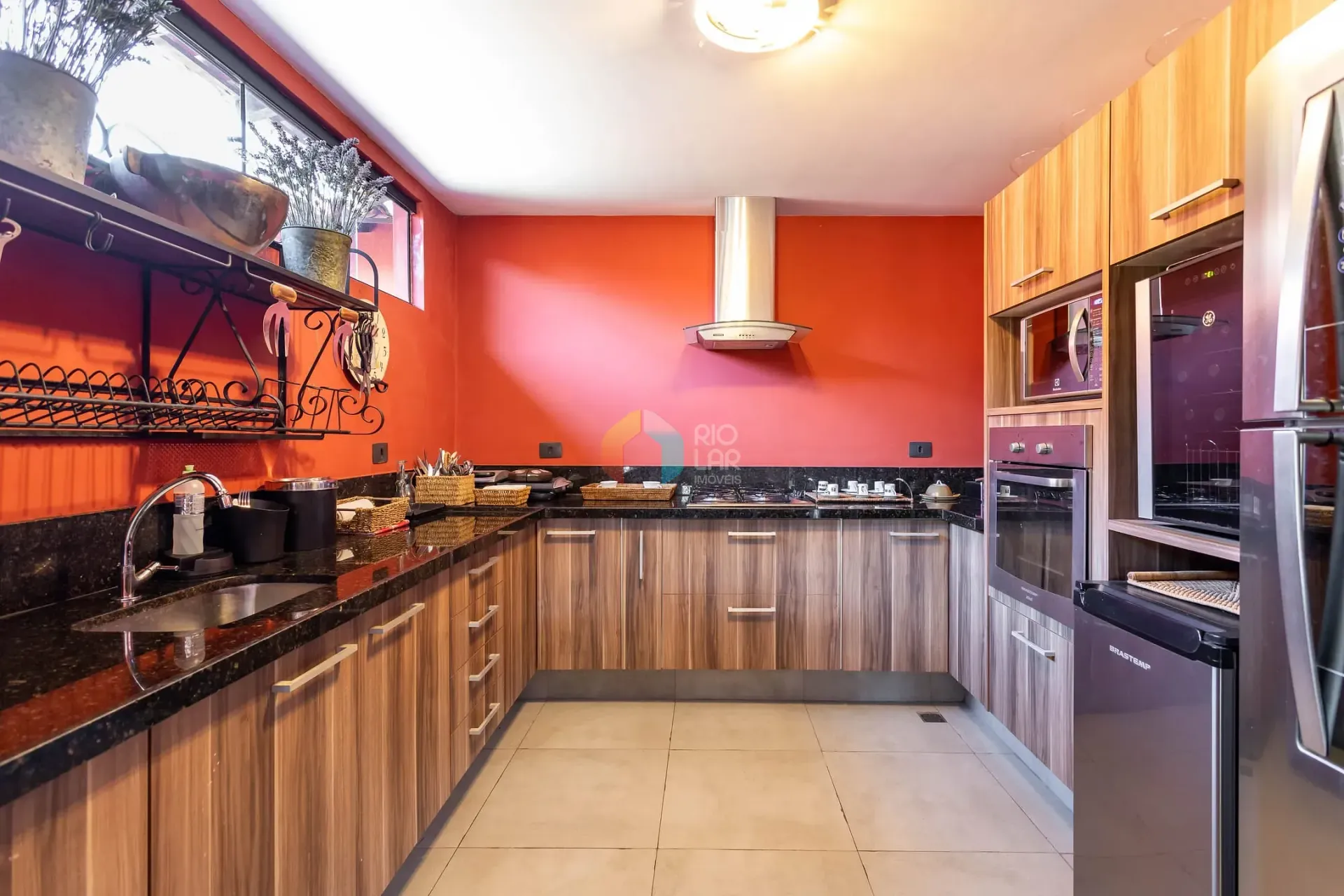 392 m² house with a home office and a grill on the balcony — photo 42