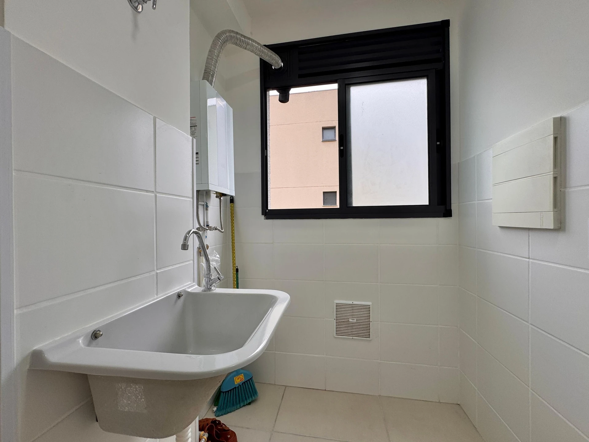 Apartamento sem mobília com 2 quartos e varanda — photo 34