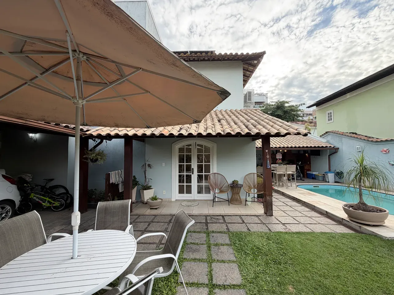 Balcony with a grill in a 3-bedroom house, 160 m² — photo 6