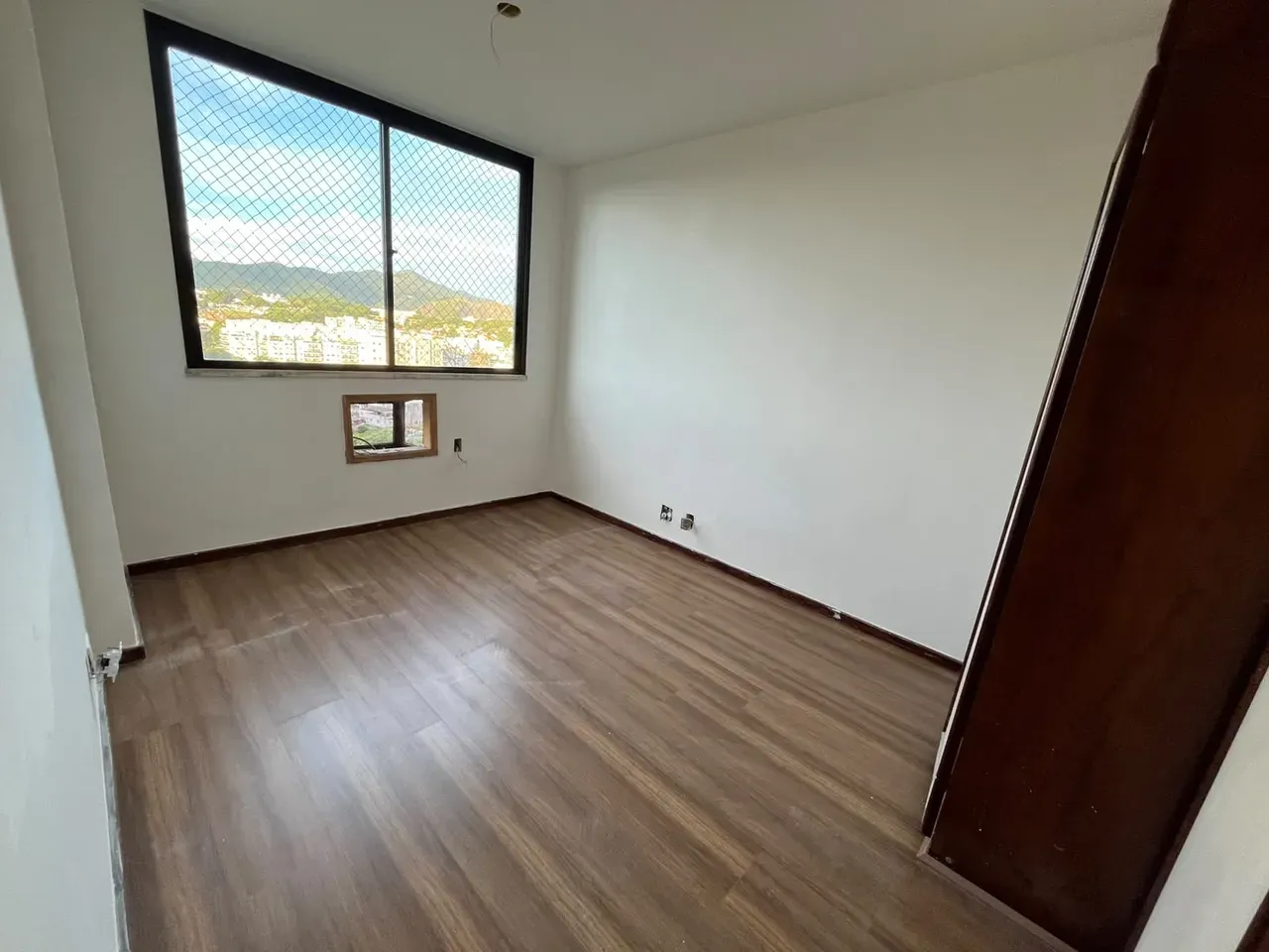 Apartment on the 10th floor with wood or laminate floors — photo 5