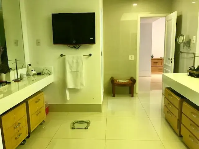 Unfurnished apartment with 3 bedrooms and 5 bathrooms — photo 34