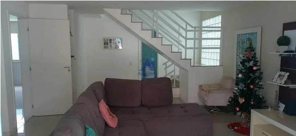 Casa triplex mobiliada com 3 quartos e 4 banheiros