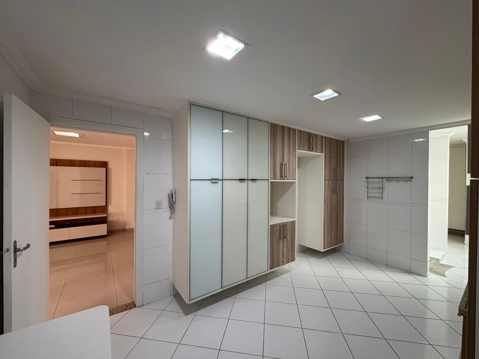 Unfurnished 3-bedroom apartment with a glassed balcony — photo 31