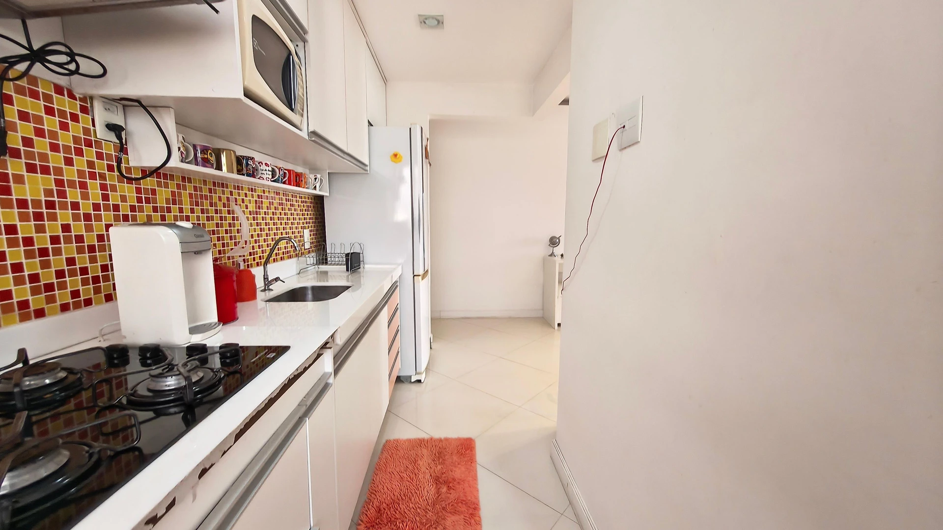 One-bedroom apartment in a building with a gym — photo 10