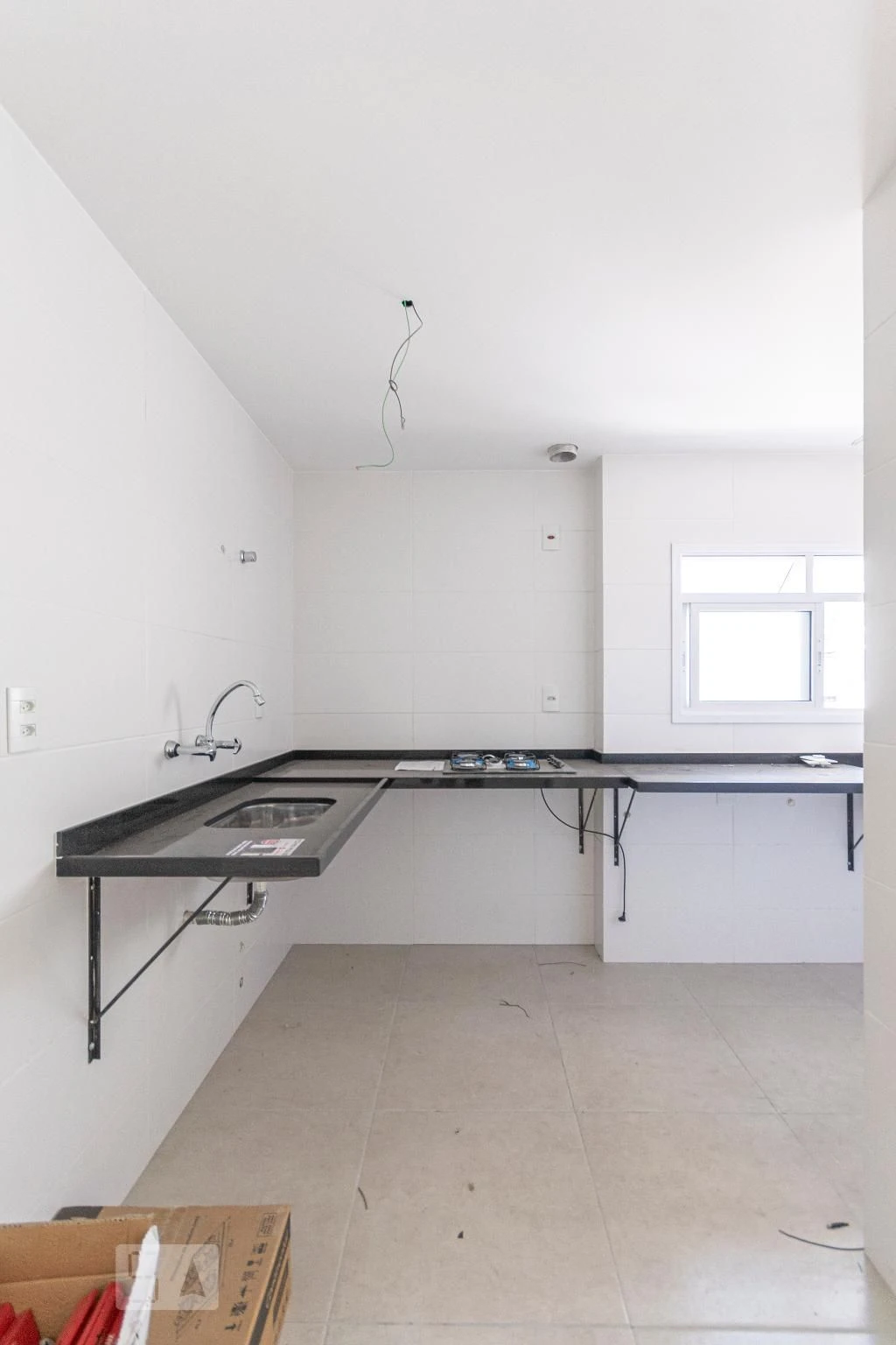 Balcony with a grill in a 2-bedroom apartment, 60 m² — photo 11
