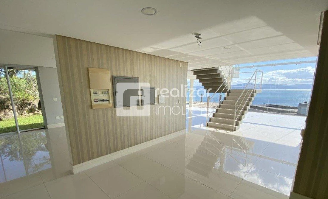 Bañera y 3 dormitorios: casa de 718 m² — photo 19