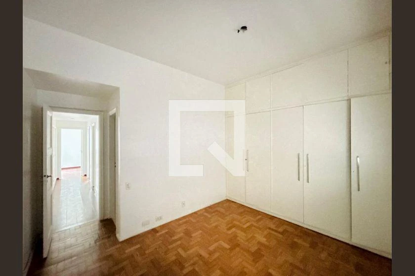 3-bedroom apartment with wood or laminate floors — photo 17