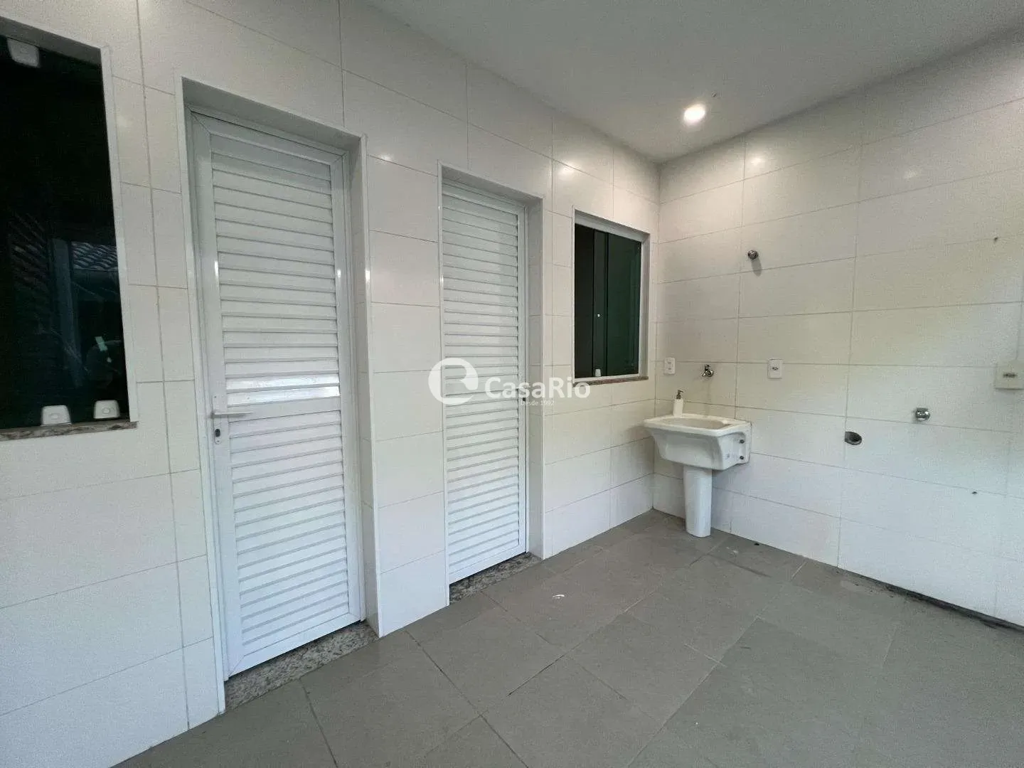 350 m² house with a bathtub and floor-to-ceiling windows — photo 5