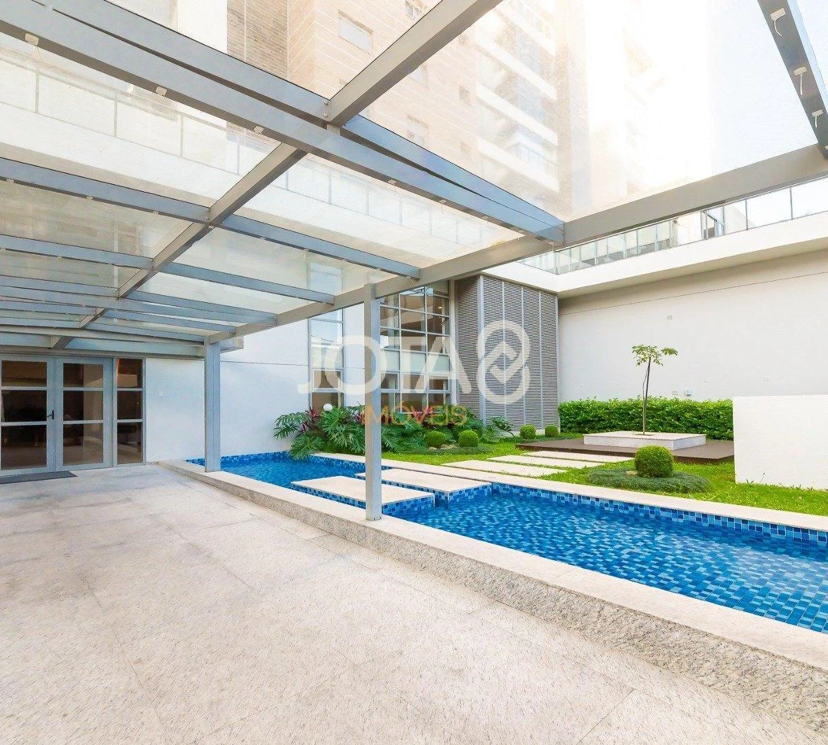Apartment with 3 en-suite bedrooms and enclosed balcony — photo 14