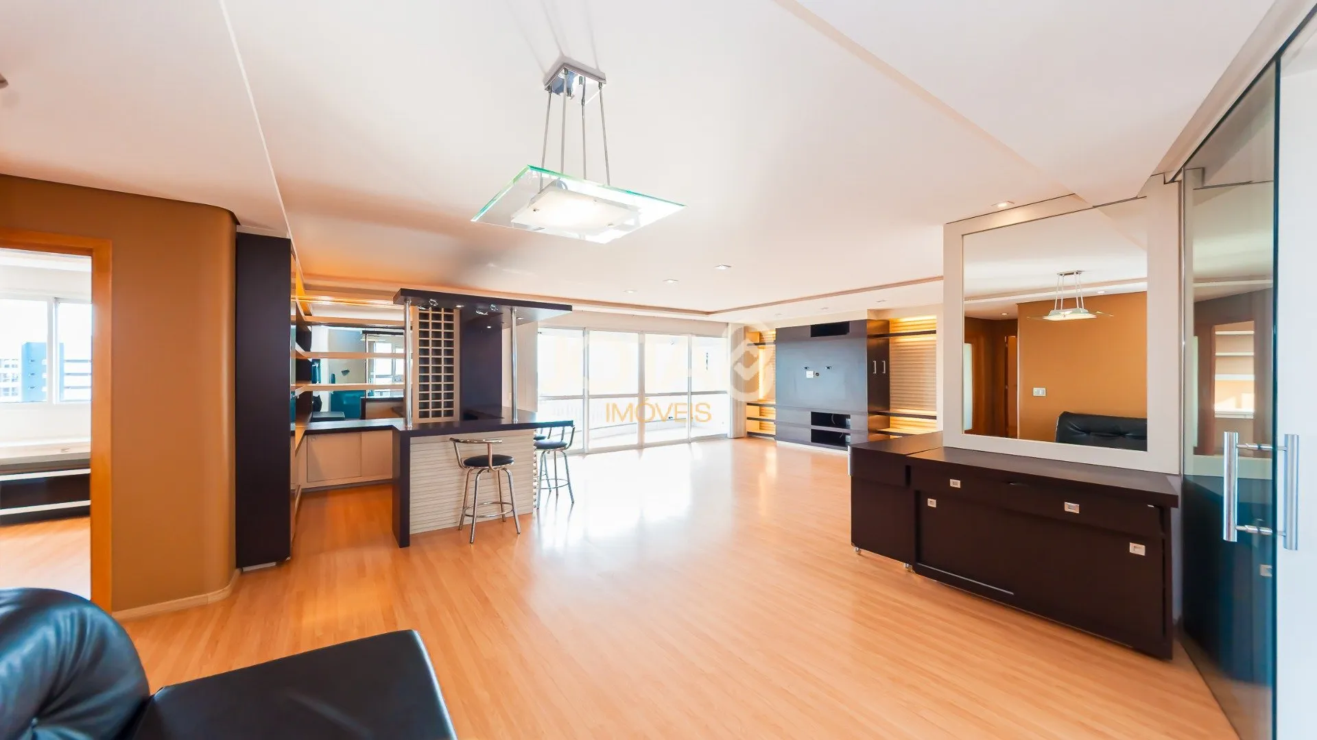 3 en-suite bedroom apartment with balcony and 267 m²