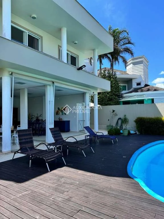 650 m² house with 6 bedrooms and a laundry area