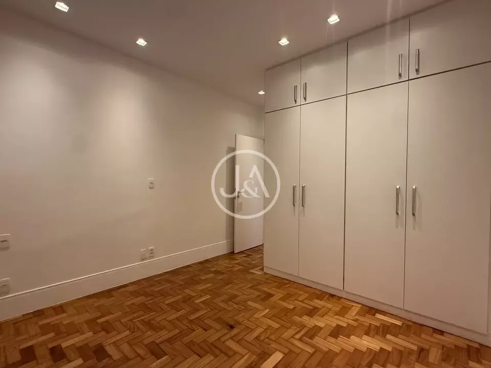 Apartment, 127 m², with wood or laminate floors — photo 10
