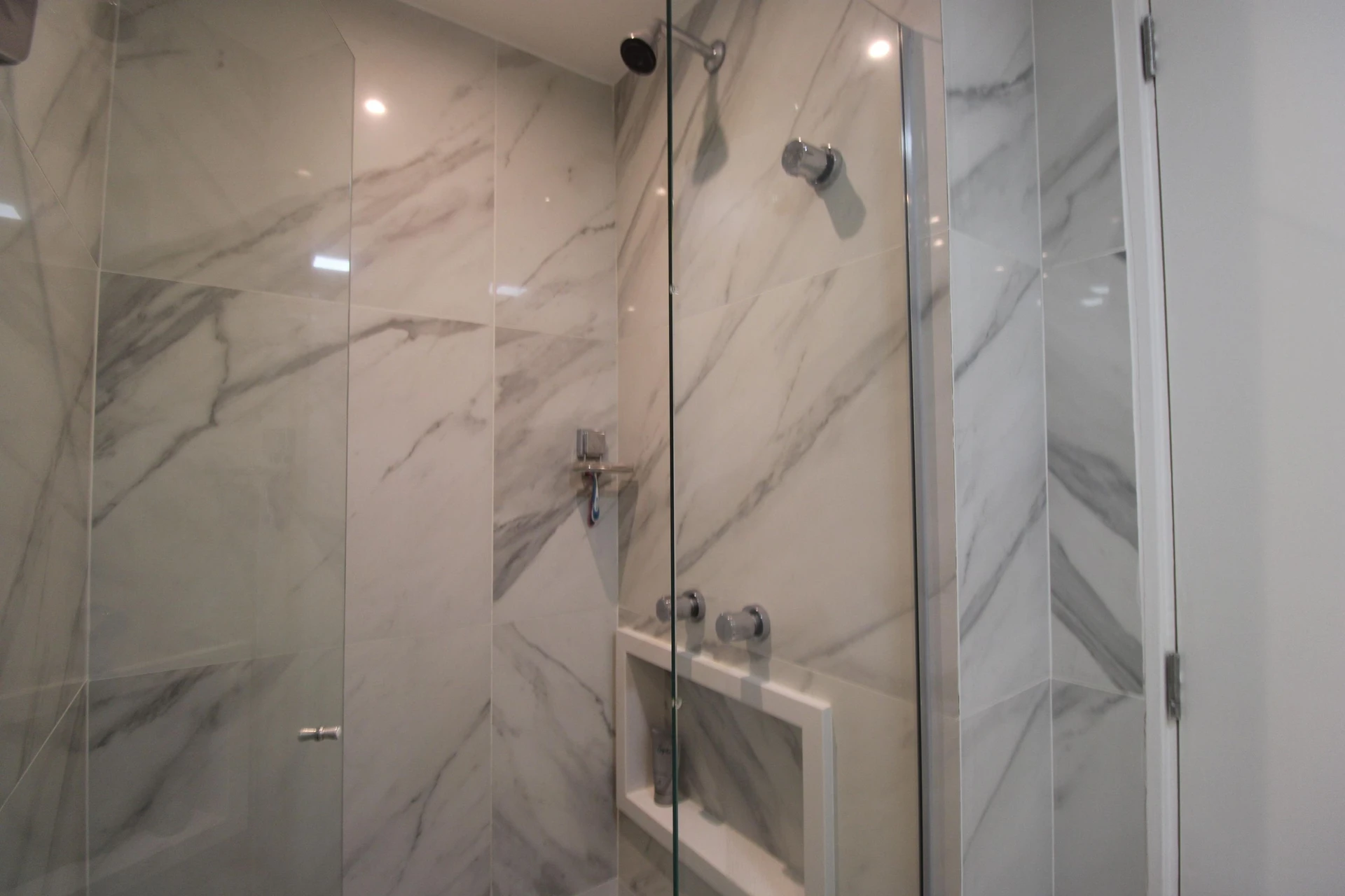 Furnished apartment, 72 m², with a glass-enclosed balcony — photo 39
