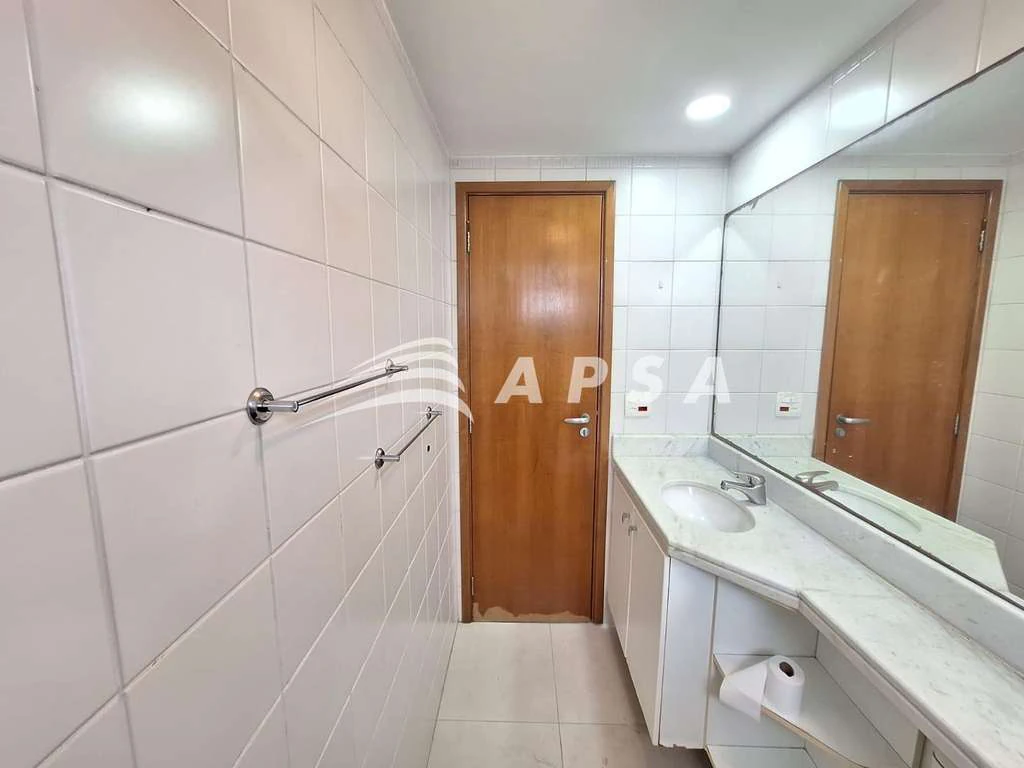 Unfurnished apartment with 2 bedrooms and home office — photo 22