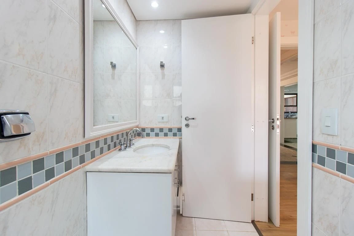 3-bedroom apartment with a bathtub in Curitiba — photo 37