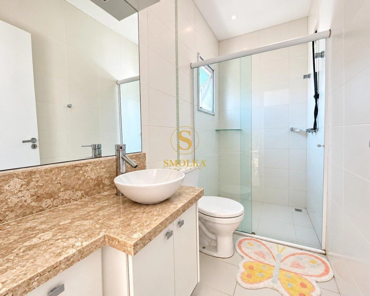 3-bedroom house with a walk-in closet in Florianópolis — photo 24