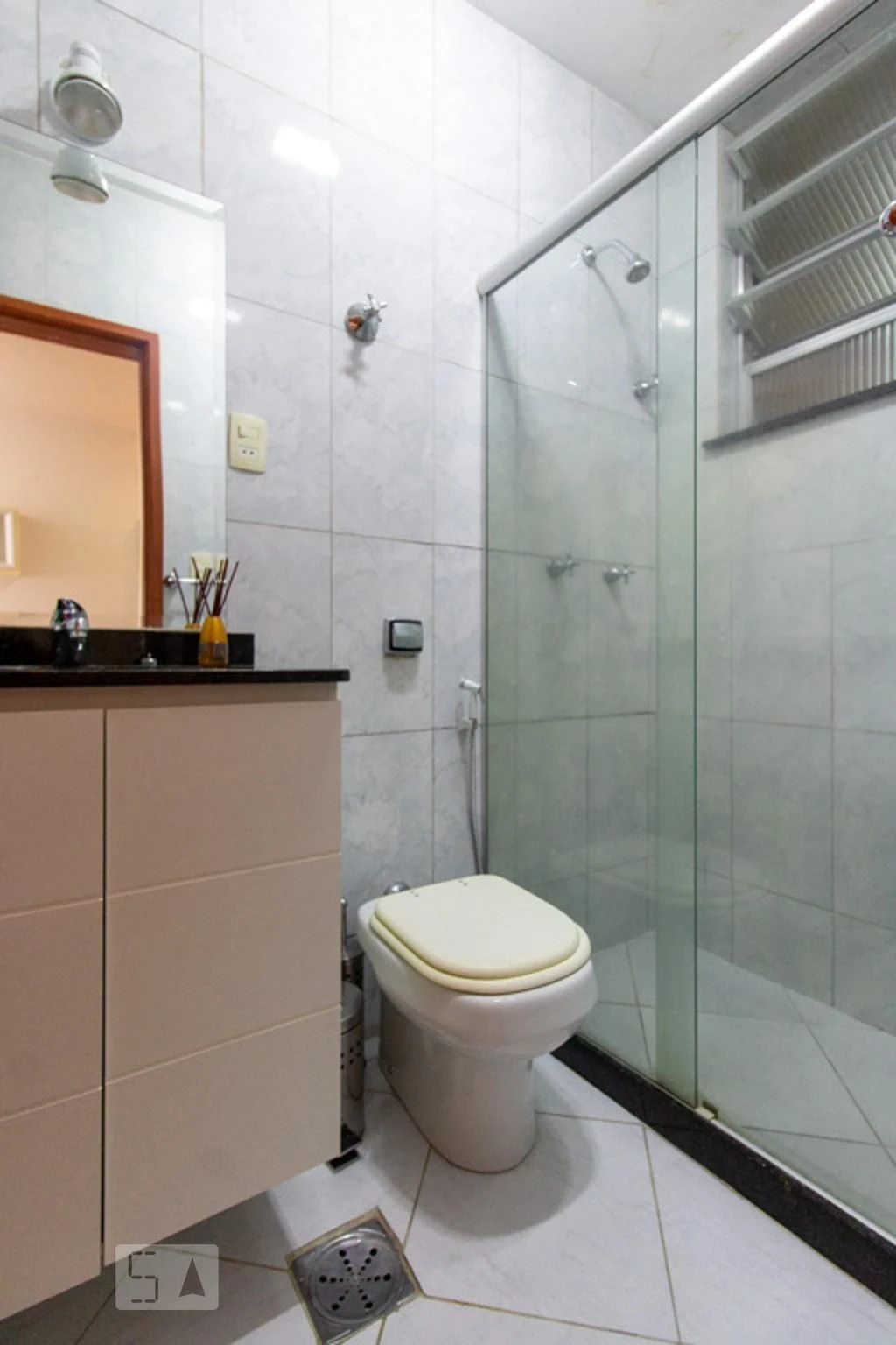 Furnished 1-bedroom apartment with a laundry area — photo 24