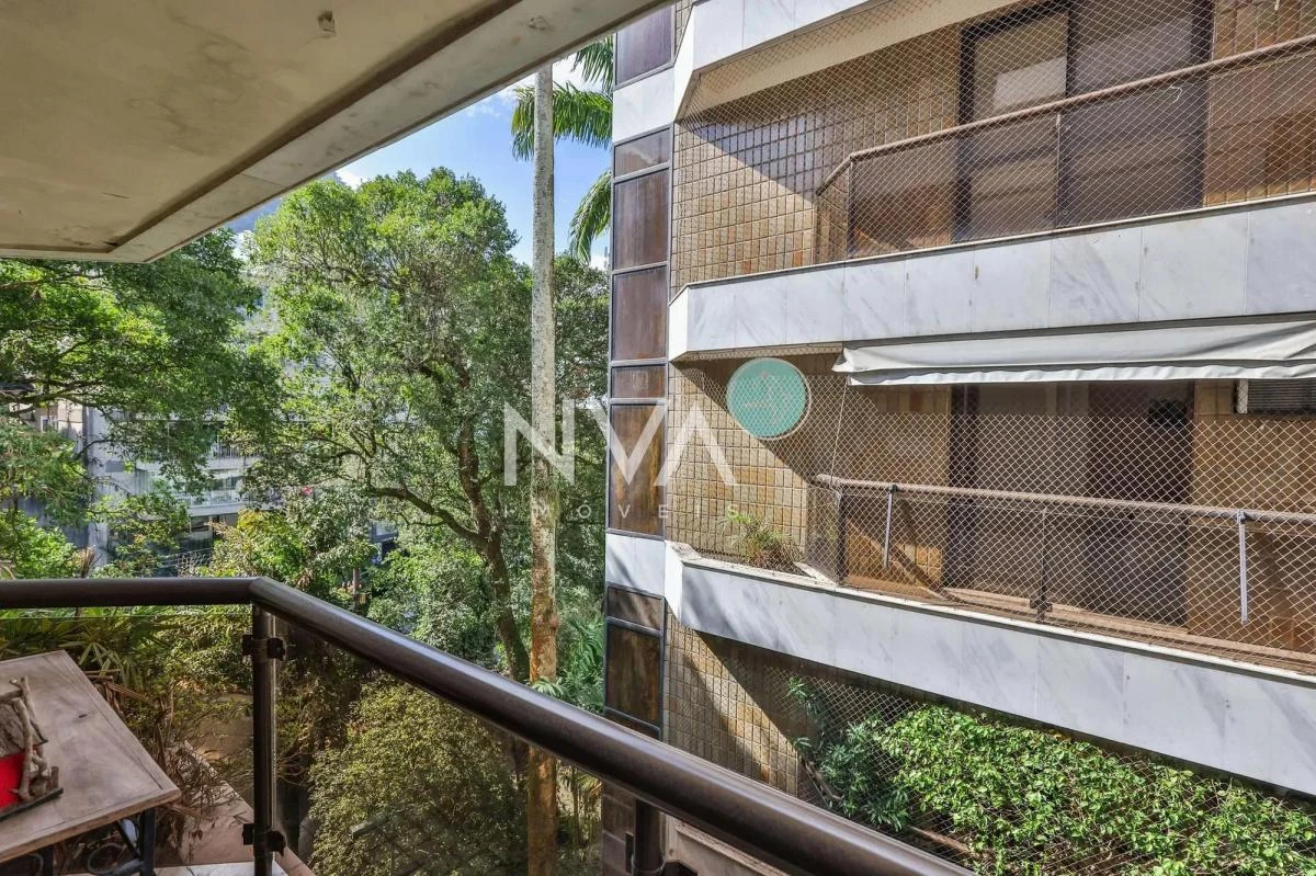 Apartment with balcony, 3 bedrooms and 4 bathrooms — photo 36