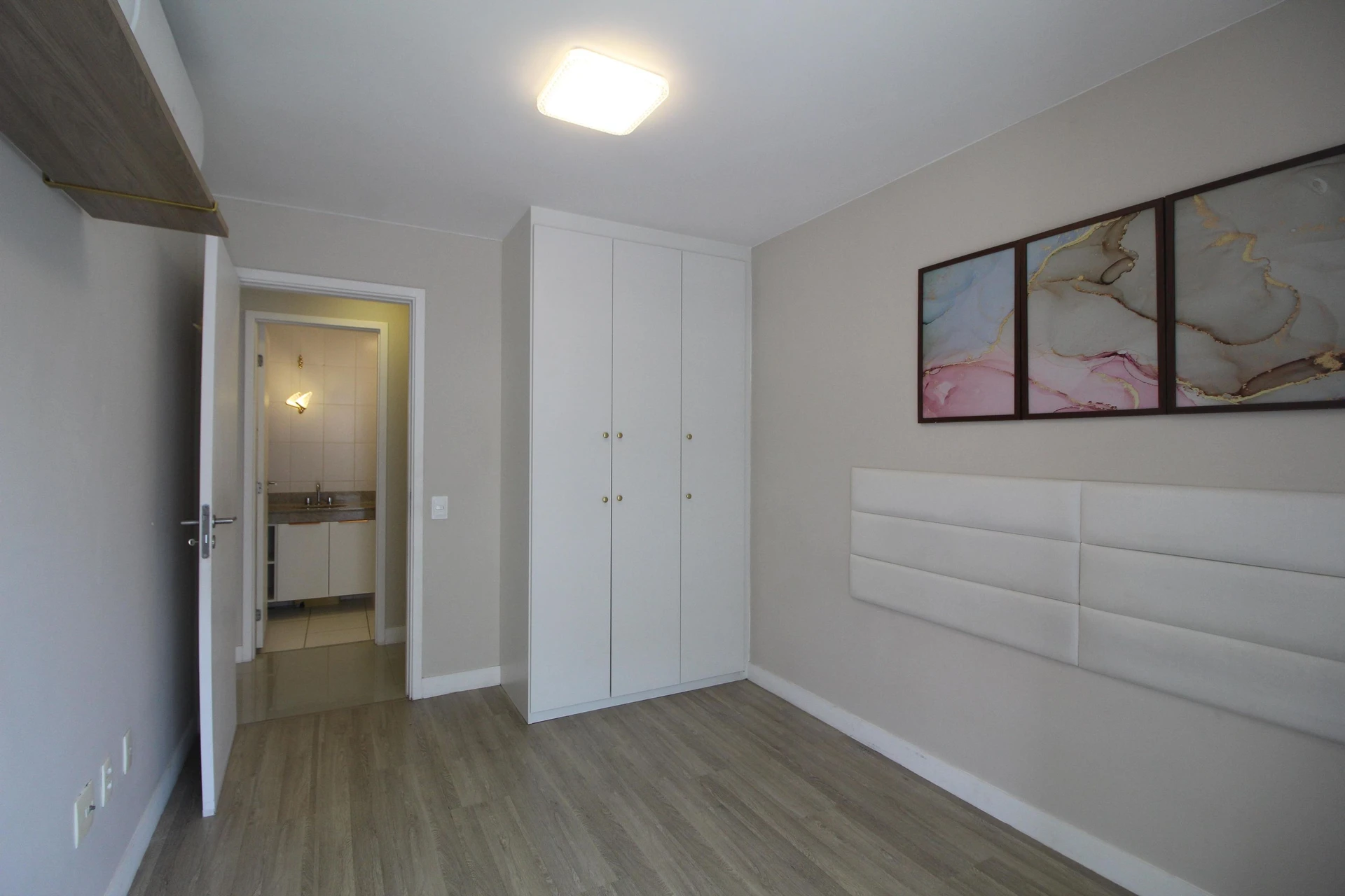 Balcony with a grill in a 2-bedroom apartment, 90 m² — photo 6