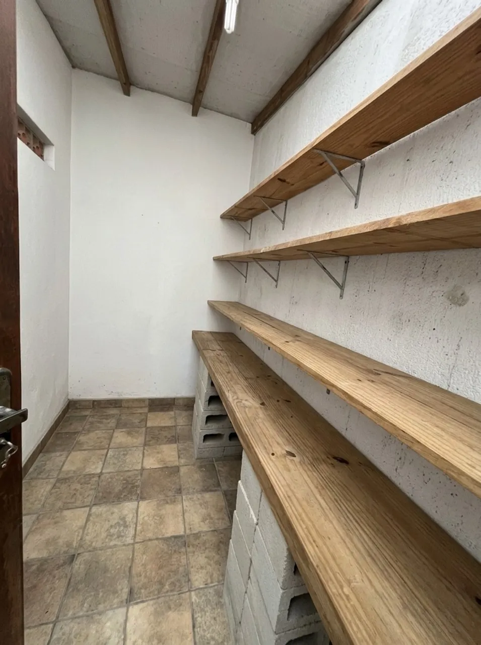 Balcony with a grill in a 2-bedroom house, 120 m² — photo 13