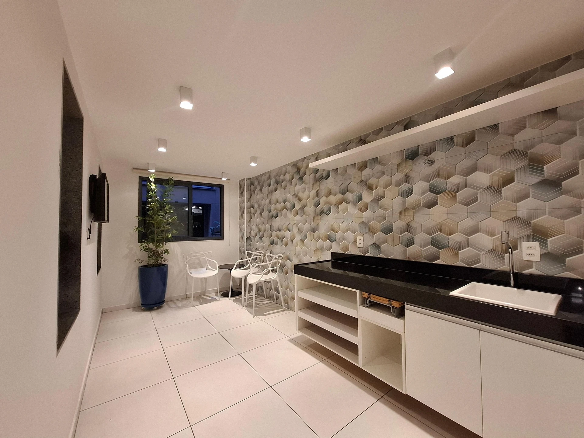 Furnished apartment with home office and balcony — photo 20