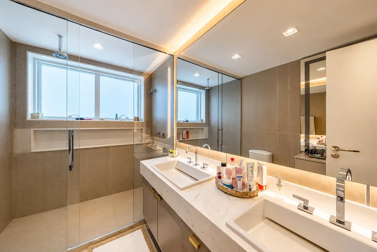 Furnished apartment, 266 m², with floor-to-ceiling windows — photo 12