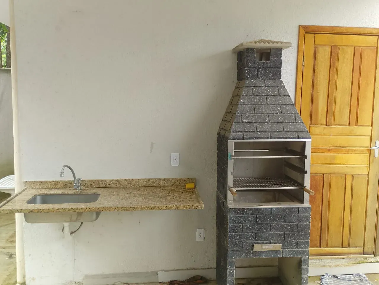 Balcony with a grill in a 3-bedroom house, 75 m² — photo 4