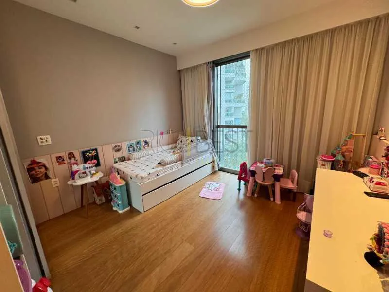 Furnished 4-bedroom apartment with park-view windows — photo 21