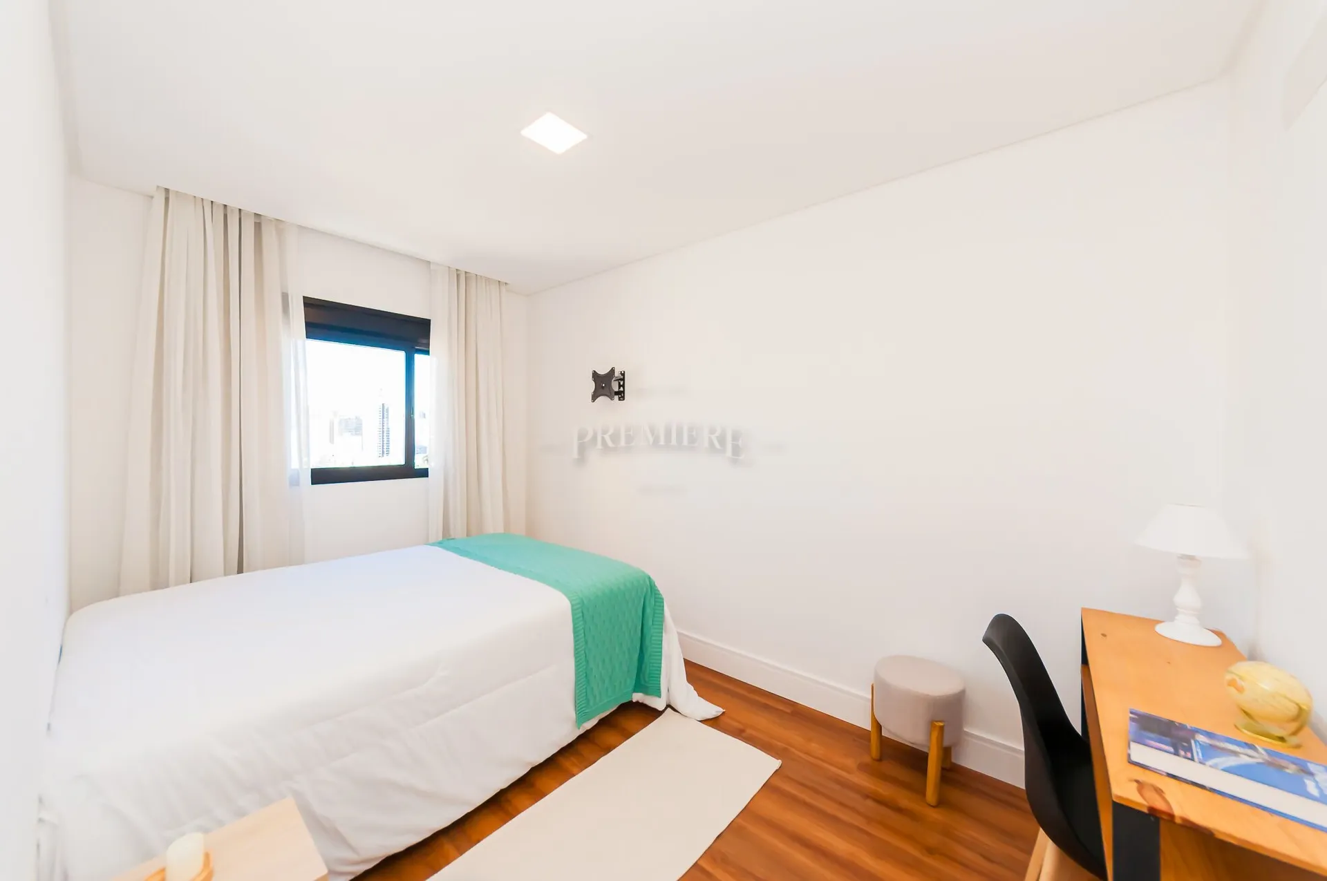 Furnished apartment, 151 m², with floor-to-ceiling windows — photo 16