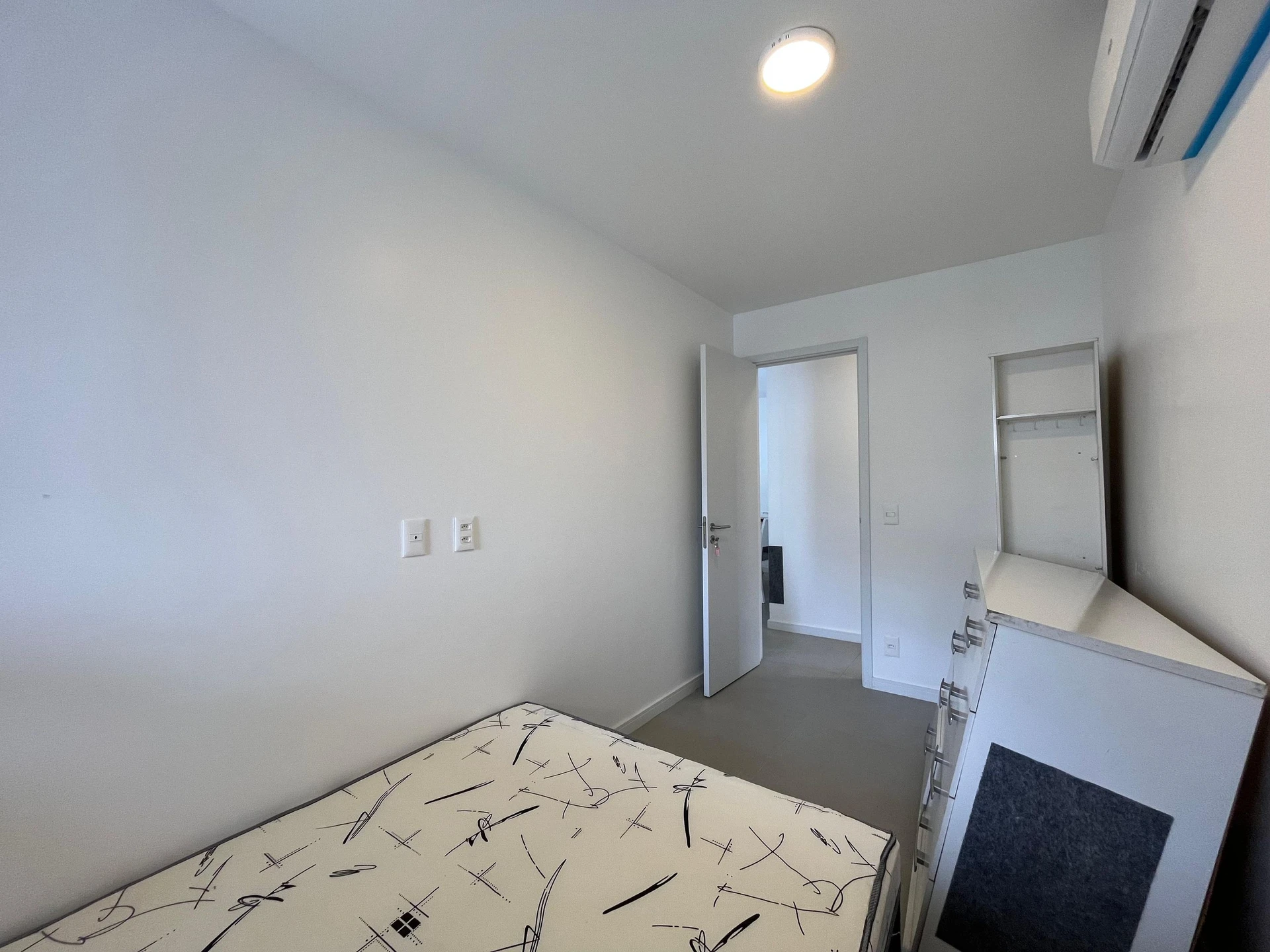 Furnished apartment, 89 m², with a glass-enclosed balcony — photo 27