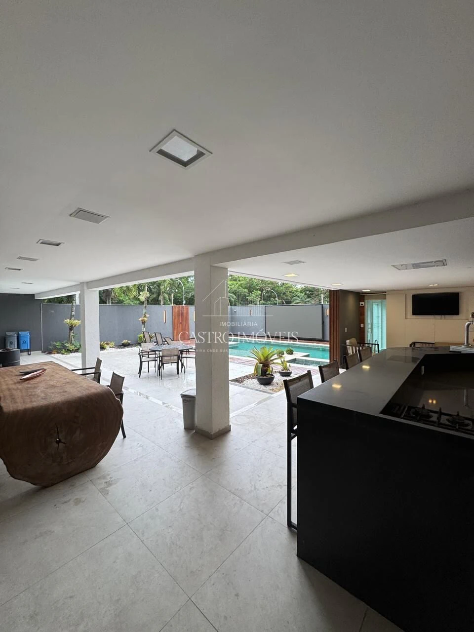 Furnished 715 m² house with 5 en-suites and 4 parking — photo 2