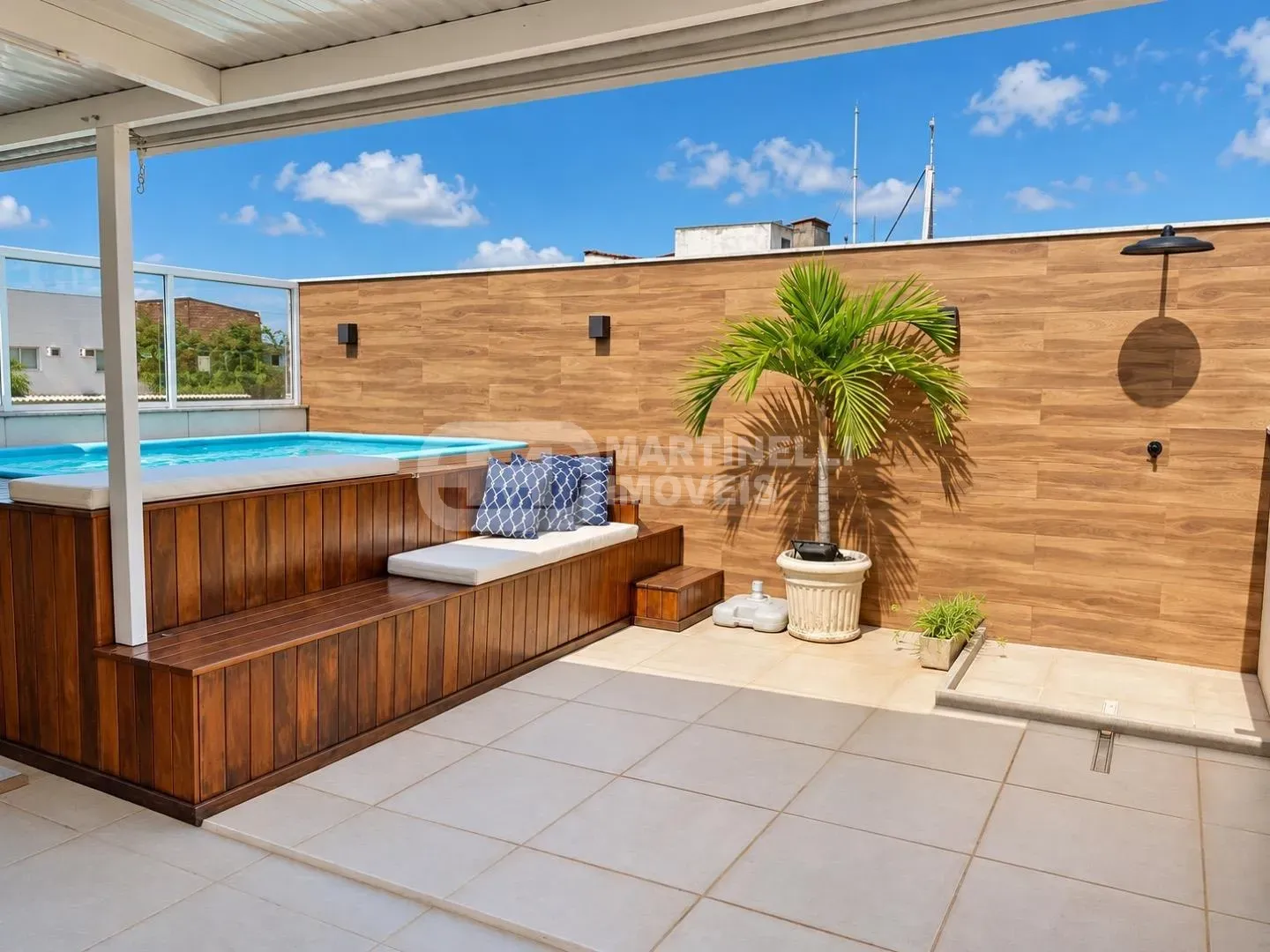 Balcony with a grill in a 3-bedroom apartment, 264 m² — photo 4