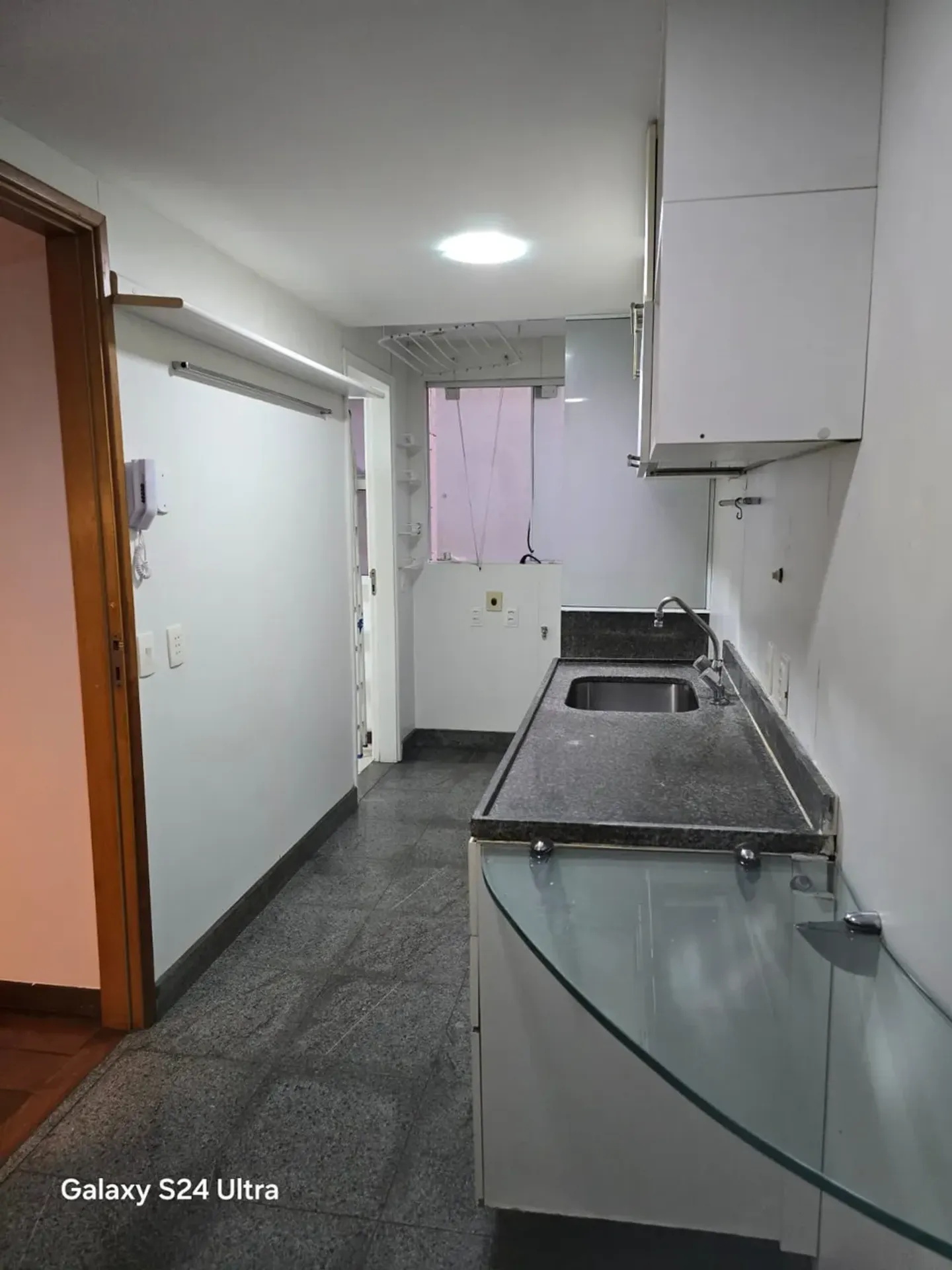101 m² apartment with a bathtub and a glass-enclosed balcony — photo 7