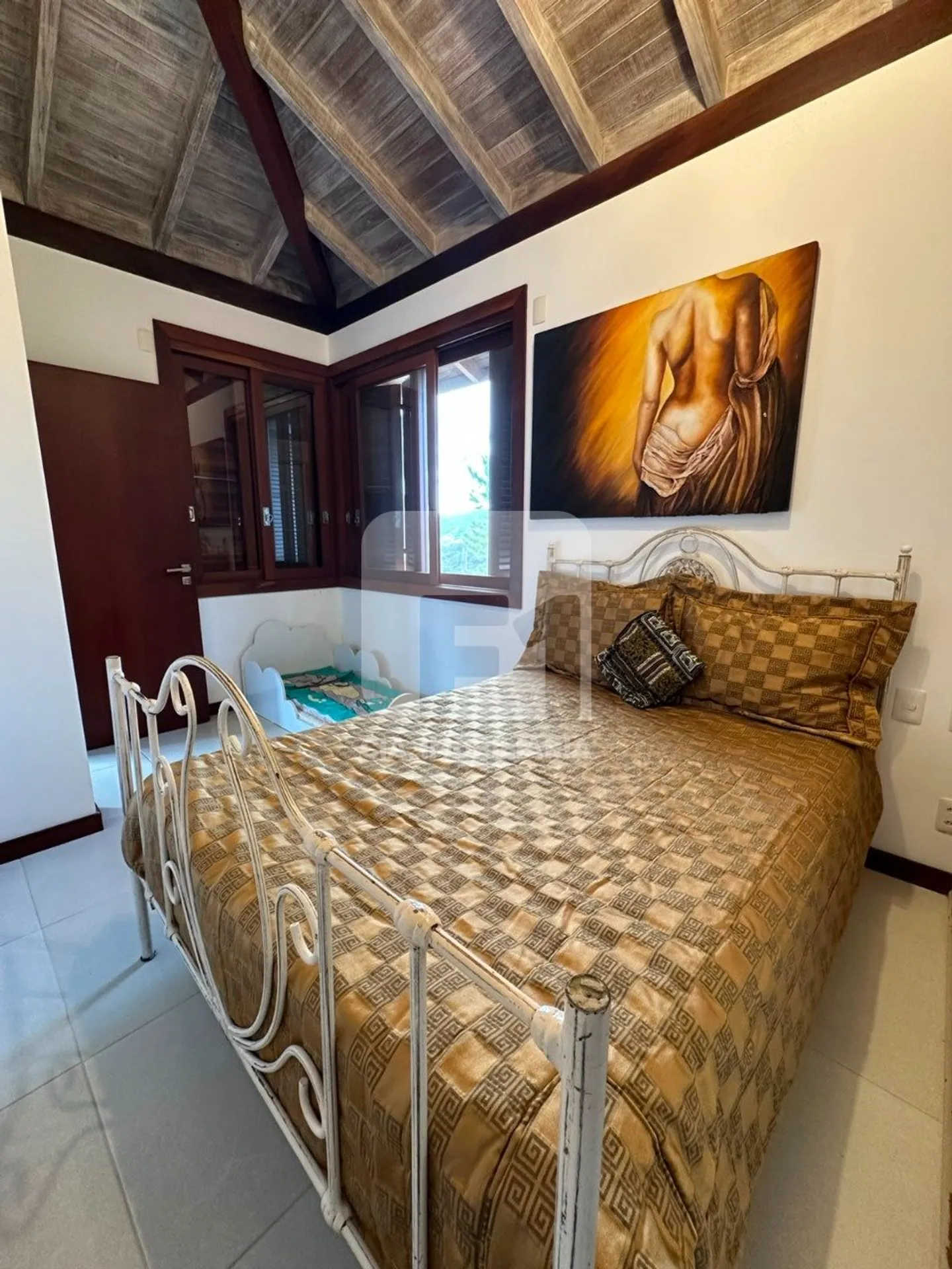 Furnished house with 6 bedrooms and 650 m² total — photo 22