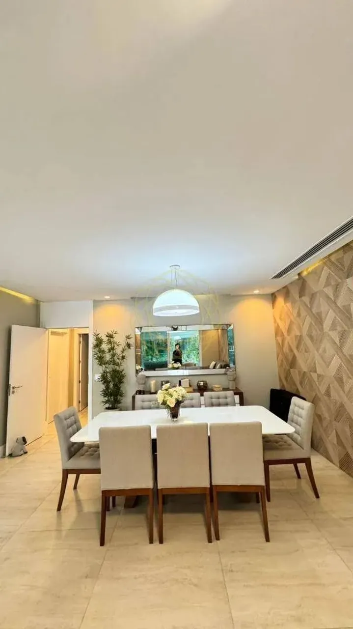 Furnished apartment with 4 bedrooms and 381 m² — photo 3