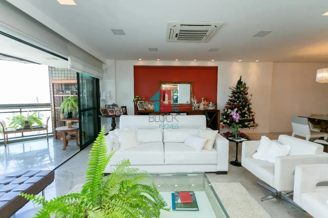 Glass-enclosed balcony in a 4-bedroom apartment, 226 m² — photo 3