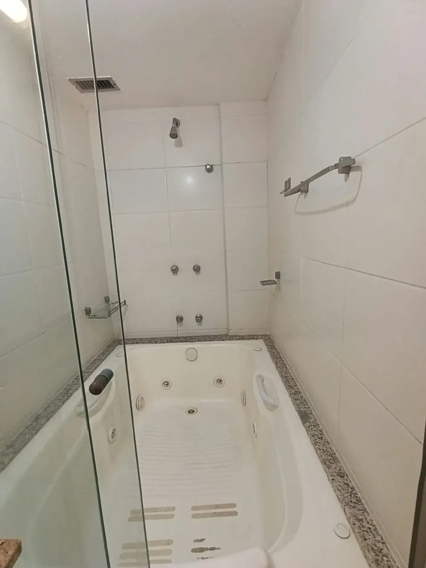 2-bedroom apartment in a building with a gym — photo 16