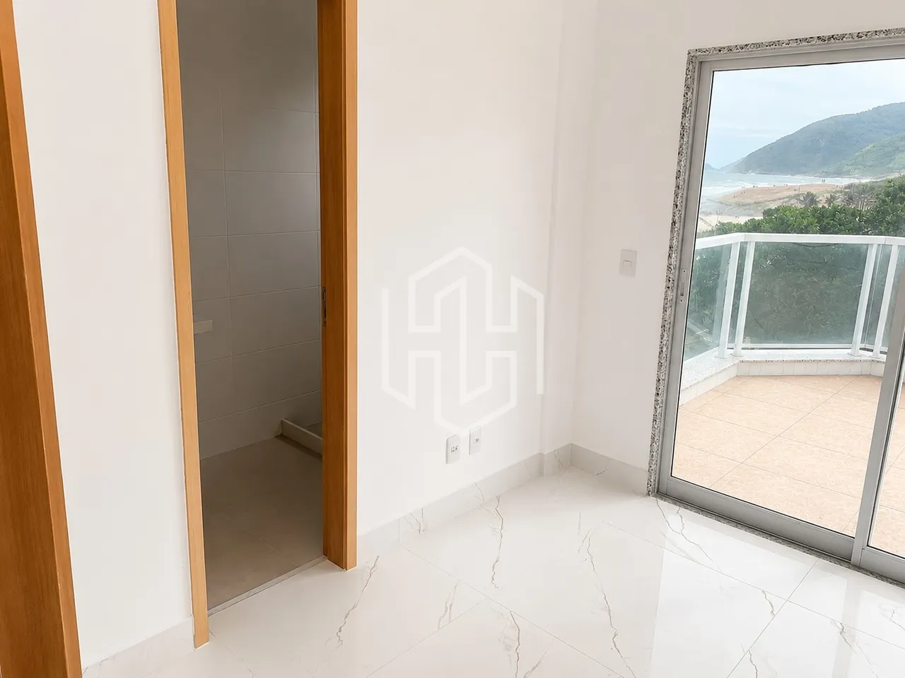 Penthouse with 3 suites and water-facing windows — photo 3