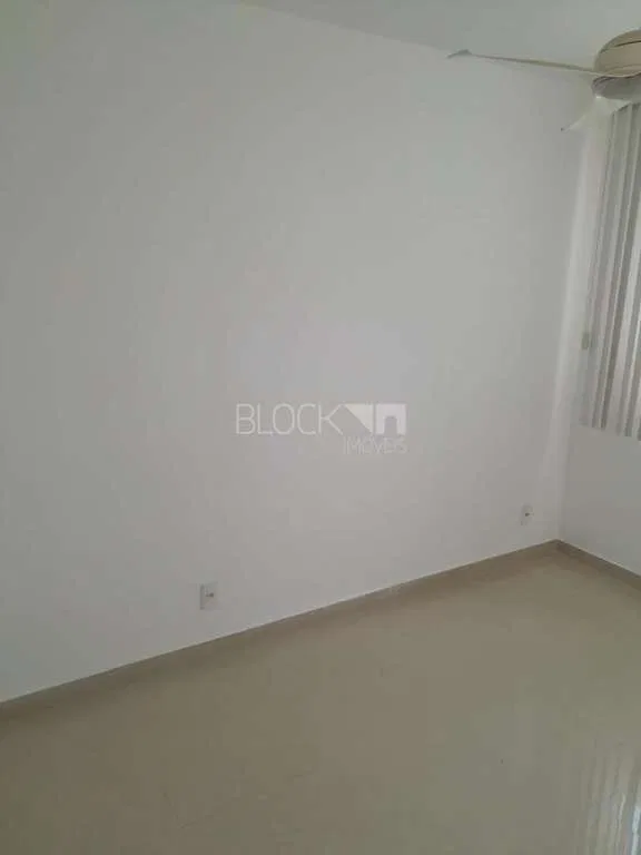 2-bedroom apartment in a building with a pool — photo 11