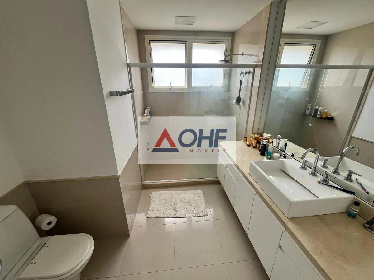 Bathtub in a 5-bedroom apartment, 555 m² — photo 31