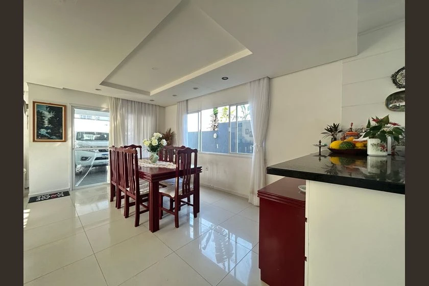 House with 5 bedrooms and 2 en-suite bathrooms plus garden — photo 11